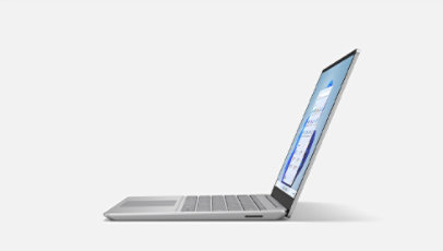 Een zijaanzicht van Surface Laptop Go 2 in platina met focus op hoe dun het apparaat is.