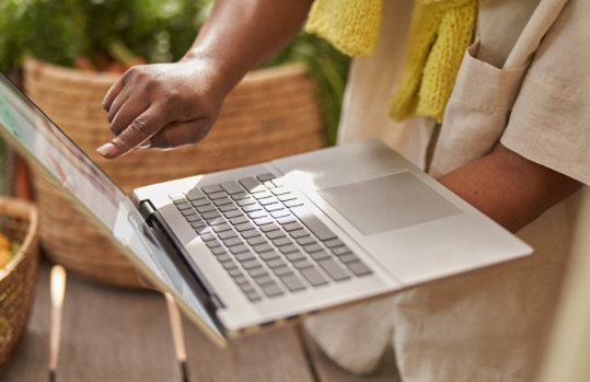 Mulher usando um laptop com tela sensível ao toque