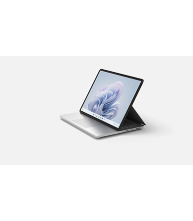 Platina Surface Laptop Studio 2 in podiummodus naar links gericht.