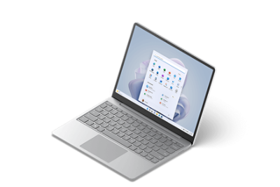 Surface Laptop Go 2 vises i 3/4-perspektiv i fargen platina med Windows 11-startskjermen fremme