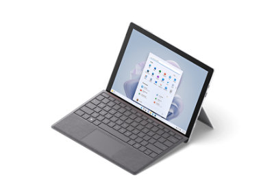 Vista a 3/4 di Surface Pro 7+ con cover con tasti Surface color platino.