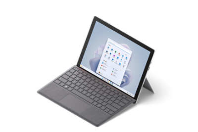 En Surface Go 3 med Type Cover fastsatt och utfällt stöd.
