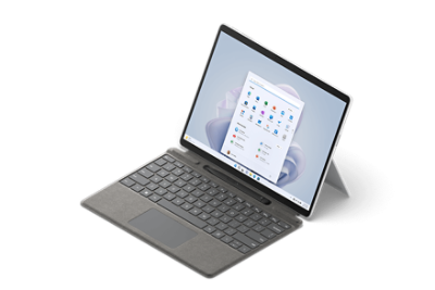 Surface Pro 9 z dołączoną klawiaturą Type Cover i Surface Slim Pen 2 pokazany w widoku 3/4.