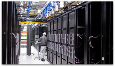 Pracovník v serverové místnosti
