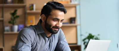 ひげを生やした男性。