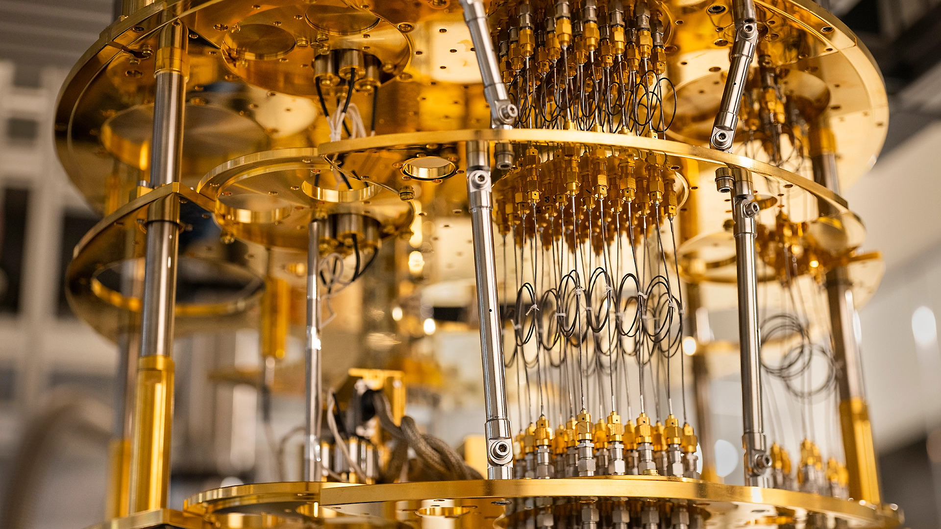Um grande computador dourado com muitos fios e cabos