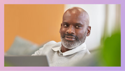 Mężczyzna korzystający z laptopa