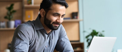 Лицо бородатого мужчины крупным планом.