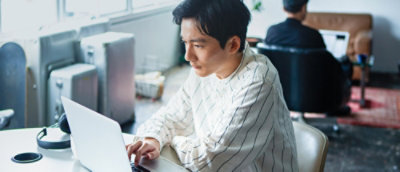 Мужчина использует ноутбук.