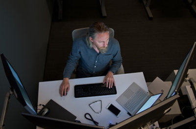 책상 앞에서 대화를 나누고 있는 사람