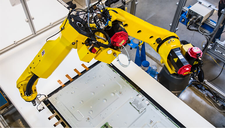 Lengan robotik di pabrik tanaman