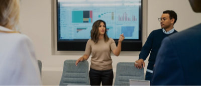 Un grupo de personas en una sala de reuniones.