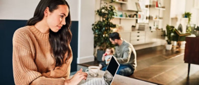Une femme utilisant un ordinateur portable.