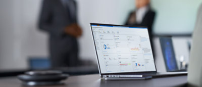 Ένας φορητός υπολογιστής πάνω σε ένα τραπέζι.