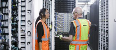 Un homme et une femme portant des gilets réfléchissants.
