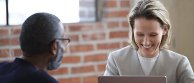  un homme et une femme regardant un ordinateur portable.