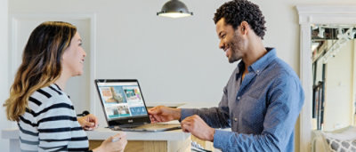 En mand og kvinde, der kigger på en bærbar computer.