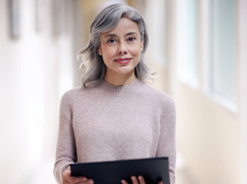 一位女人拿著平板電腦。