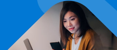 Човек, който гледа в телефона