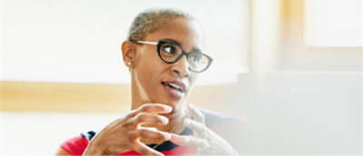 빨간색과 파란색 셔츠를 입고 안경을 쓴 한 여성