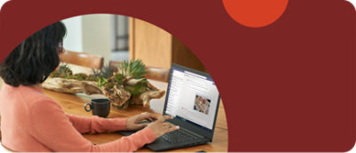 Một người đang gõ phím trên máy tính