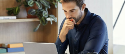 一位留胡子、穿蓝色衬衫的男士。