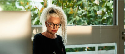 一位戴着眼镜的金发卷发的女士。