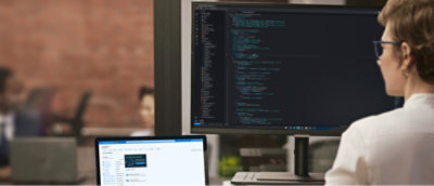 Personne regardant un écran d’ordinateur