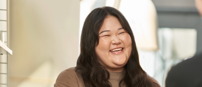 もう一人の女性と笑っているアジア人の女性。