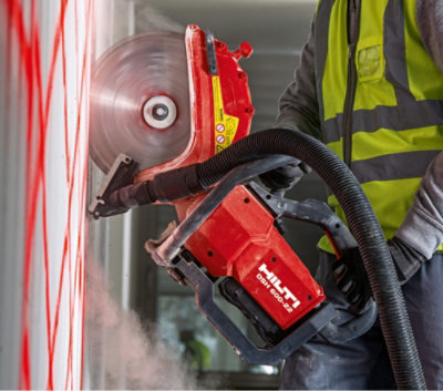 Een man gebruikt elektrisch gereedschap met het label HILTI DSH 600-22.