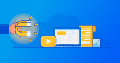 Ruka sa magnetom koji privlači razne digitalne elemente, uključujući laptop, dugme za reprodukovanje, svitak papira