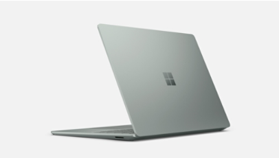 Vista de tres cuartos de Surface Laptop 5 en platino.
