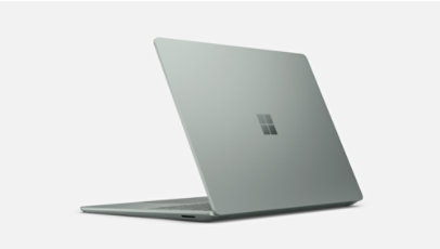 畫面顯示從背面所見的莫蘭迪綠 Surface Laptop 5 且蓋子半闔上。