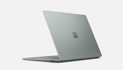 Surface Laptop 5 in Salbei von hinten gesehen mit leicht geschlossenem Deckel.