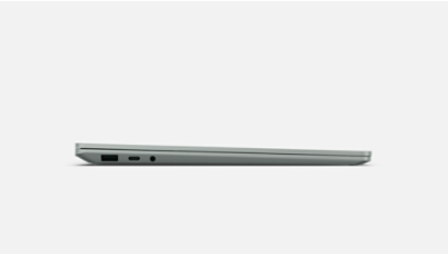 畫面顯示闔上的鼠尾草色 Surface Laptop 5 及側邊的可用連接埠。