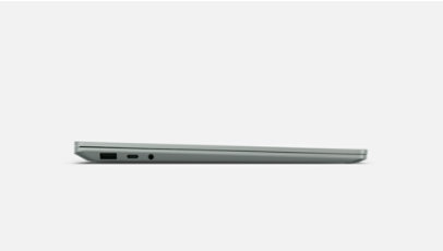 Surface Laptop 5 in Platin geschlossen und von der Seite, um die verfügbaren Anschlüsse zu zeigen.