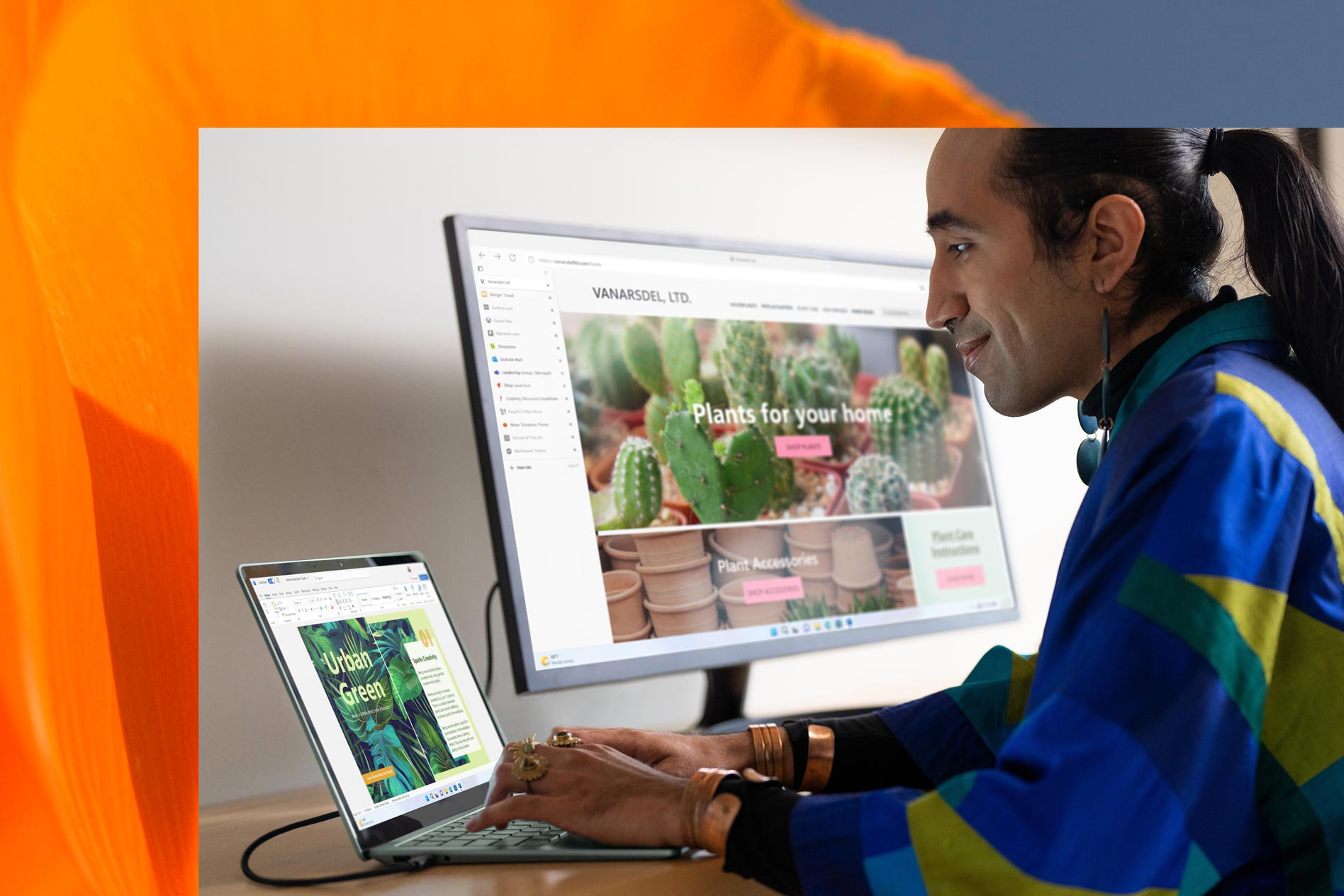 Eine Person arbeitet Zuhause mit einem Surface Laptop 5 in Salbei, der an einen externen Monitor angeschlossen ist.