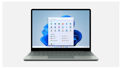 Eine Vorderansicht des Surface Laptop Go 2 in Salbei mit dem Startbildschirm von Windows 11.