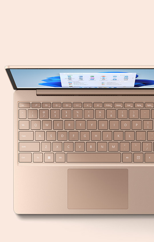 從上方檢視砂岩金 Surface Laptop Go 2 的特色鍵盤。