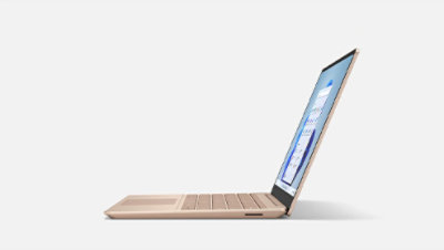 Un Surface Laptop Go 2 couleur Sable vu de côté met l’accent sur la finesse de l’appareil.