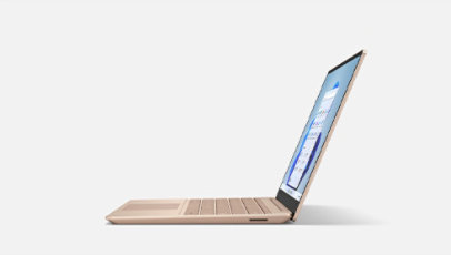 砂岩金 Surface Laptop Go 2 的側面畫面聚集於裝置的薄度。