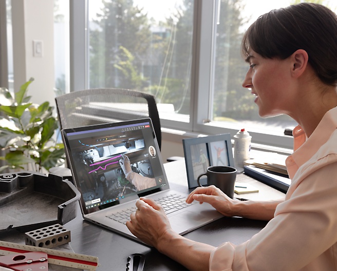 Una persona trabaja con un ordenador portátil que está sobre la mesa