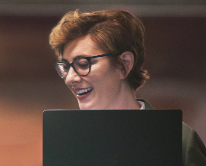 Una persona che sorride di fronte a un computer