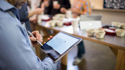 データ分析情報を表示しているタブレットを手にしている人