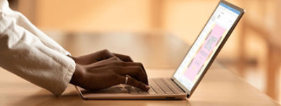 ノート PC に入力する両手