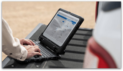 Psaní rukou na přenosném počítači v bezpečnostním obalu