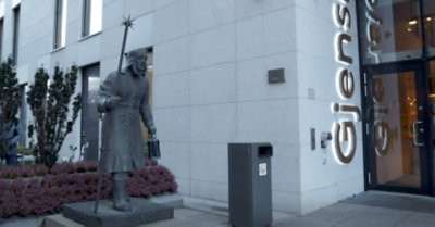 Gjensidige の建物の外にある像