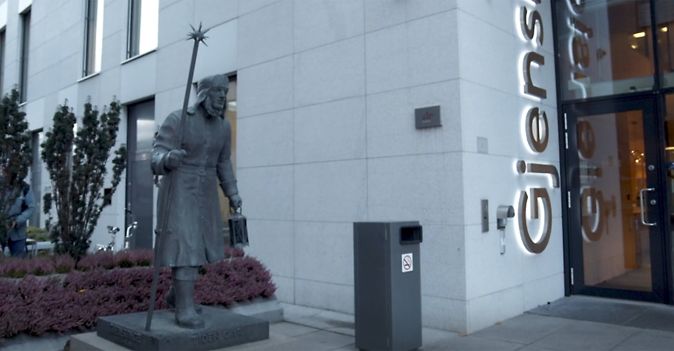 Egy szobor a Gjensidige épületén kívül
