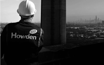 Ein Howden-Mitarbeiter an einem Jobstandort, der auf die Skyline einer Stadt blickt