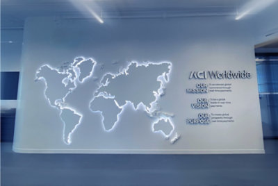 Der Eingangsbereich der Büros von ACI Worldwide mit einer leuchtenden Landkarte an der Wand
